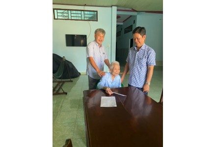 Thăm hỏi Bà Mẹ Việt Nam Anh Hùng Trần Thị Ngọc Anh nhân dịp Lễ Giỗ Tổ Hùng Vương, Ngày Thống Nhất Đất Nước 30/4 và Quốc Tế Lao Động 1/5.